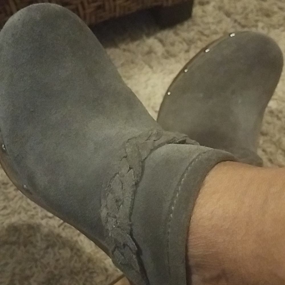 Ugg Kaylee gray suede clogs